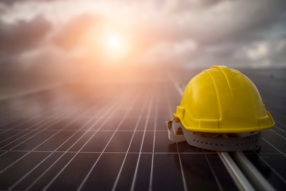 Capacete de segurança em placas de energia solar