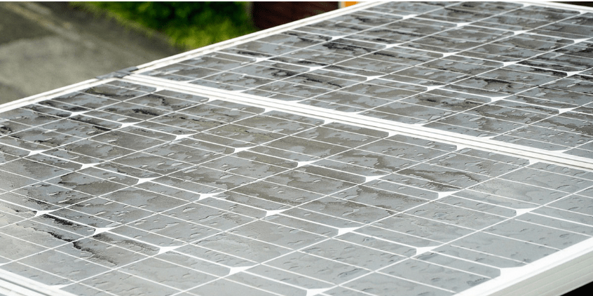 Placas de energia solar com chuva