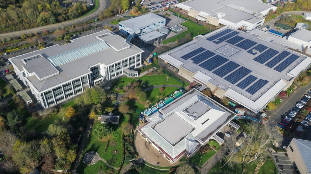 Foto aerea de empresa com energia solar